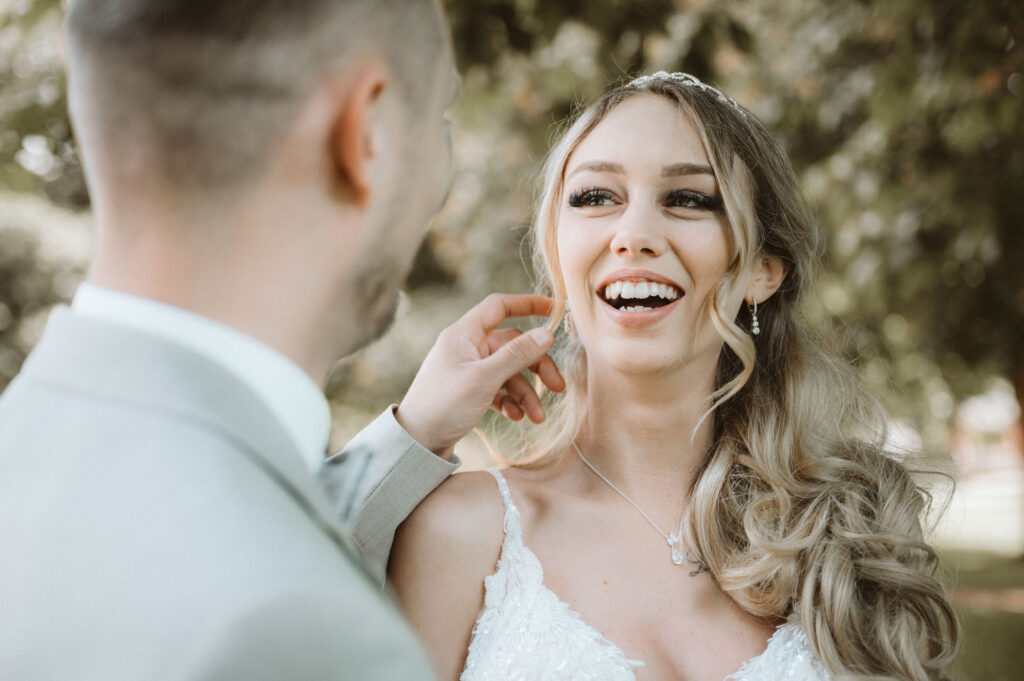 Hochzeitsfotograf Heidelberg - Brautpaarshooting Braeutigam spielt mit Haaren der Braut