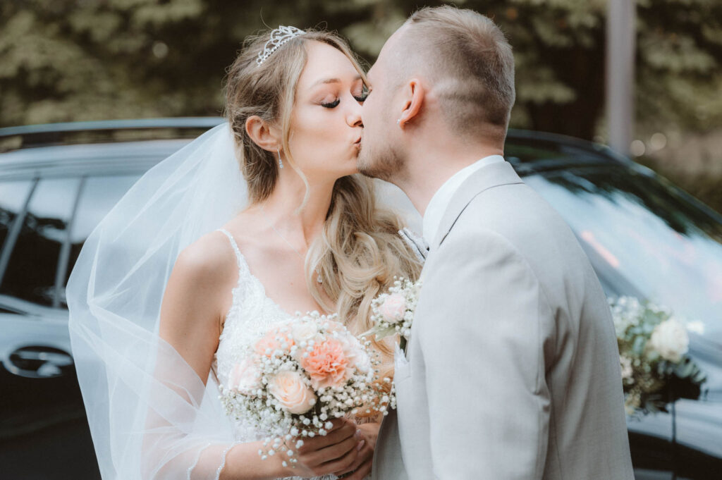 Hochzeitsfotograf Heidelberg - FirstLook Braut und Braeutigem küssen sich v2