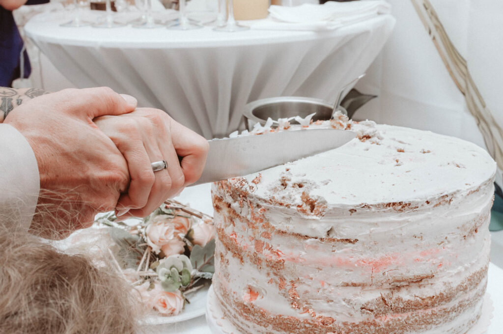 Hochzeitsfotograf Hockenheimring - Anschnitt der Torte