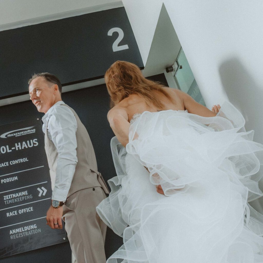 Hochzeitsfotograf Hockenheimring - Gang zum Treppchen