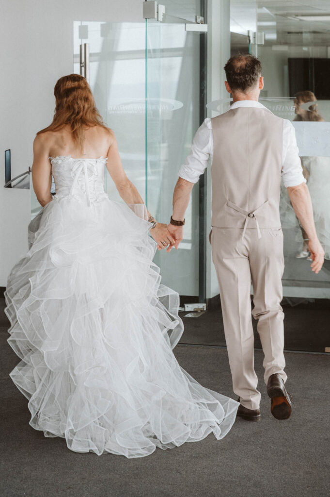 Hochzeitsfotograf Hockenheimring - Paar auf dem Weg zum Aussenbereich