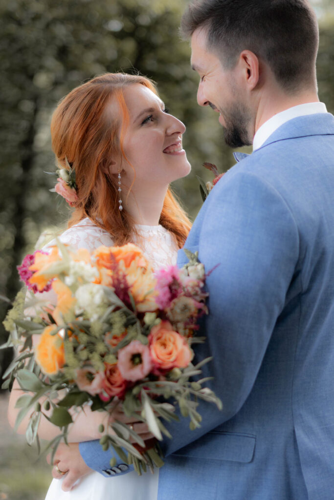 Hochzeitsfotograf Elliot Mauer - BrautpaarShooting Brautpaar schaut sich in die Augen v250606