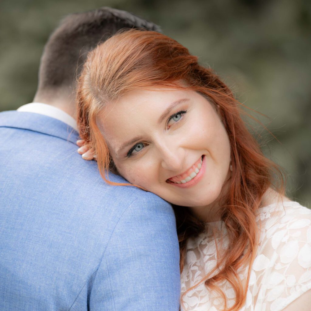 Hochzeitsfotograf Elliot Mauer - BrautpaarShooting Brautpaar umarmt sich 250606