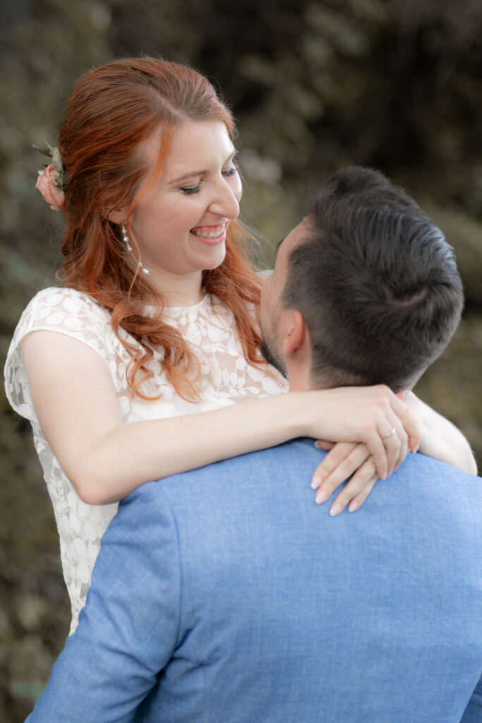 Hochzeitsfotograf Elliot Mauer - BrautpaarShooting Brautpaar umarmt sich 250606-2