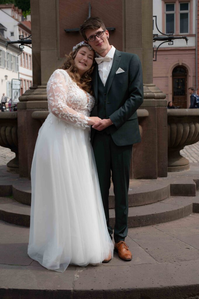 Hochzeitsfotograf Heidelberg - Brautpaar am Brunnen vor dem Palais Prinz Carl in Heidelberg