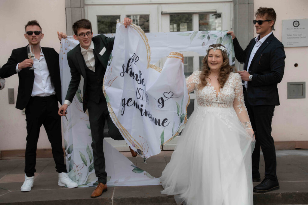 Hochzeitsfotograf Heidelberg - Brautpaar steigt durchs Herz