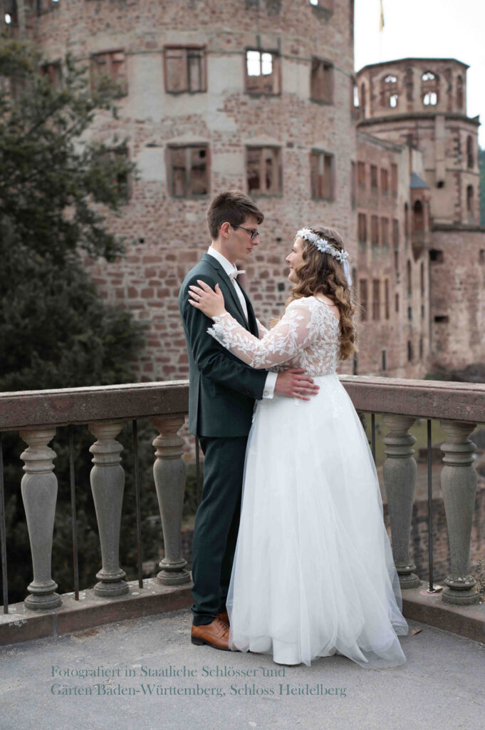 Hochzeitsfotograf-Heidelberg---Paar-am-Schloss-Heidelberg