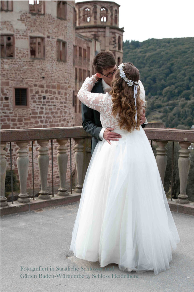 Hochzeitsfotograf-Heidelberg---Paar-tanzt-im-Schlossgarten-Heidelberg