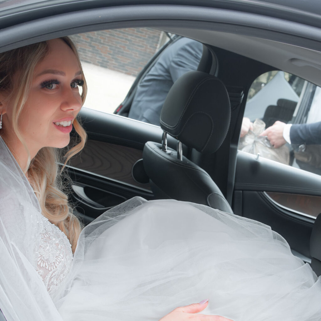 Hochzeitsfotograf Heidelberg_Abfahrt Braut in Auto_055