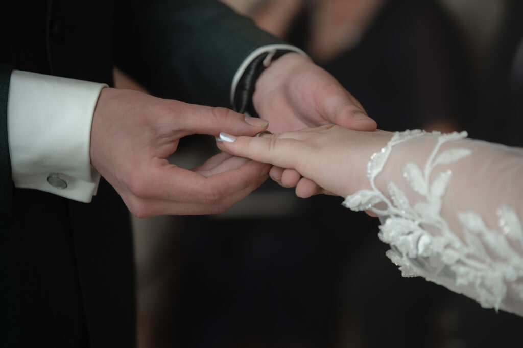 Hochzeitsfotograf Heidelberg_Bräutigam steckt der Braut den Ring an_036