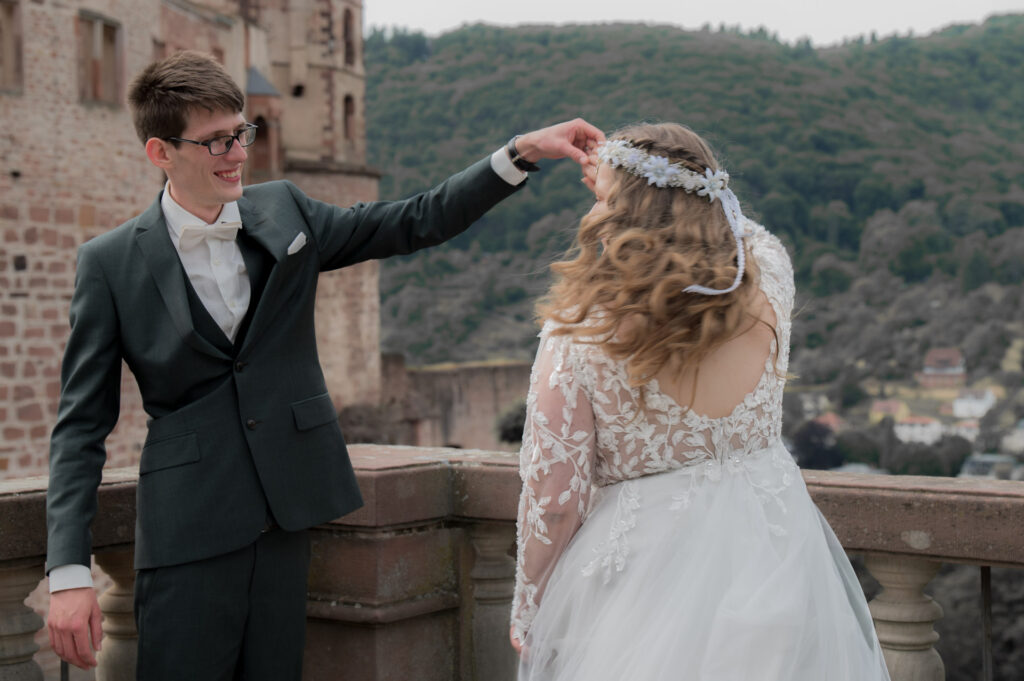 Hochzeitsfotograf Heidelberg_Brautpaar tanzt im Schlossgarten Heidelberg_044