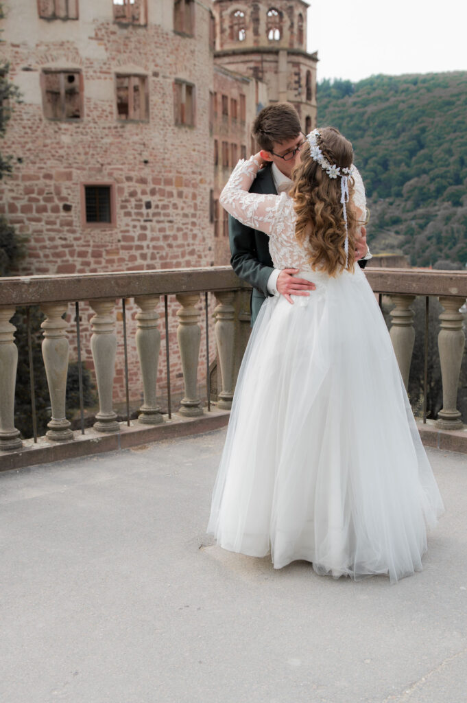 Hochzeitsfotograf Heidelberg_Brautpaar tanzt im Schlossgarten Heidelberg_047