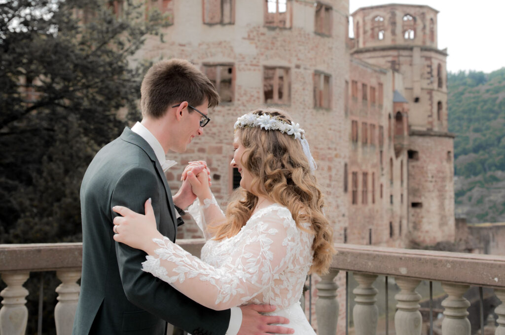 Hochzeitsfotograf Heidelberg_Brautpaar tanzt im Schlossgarten Heidelberg_048