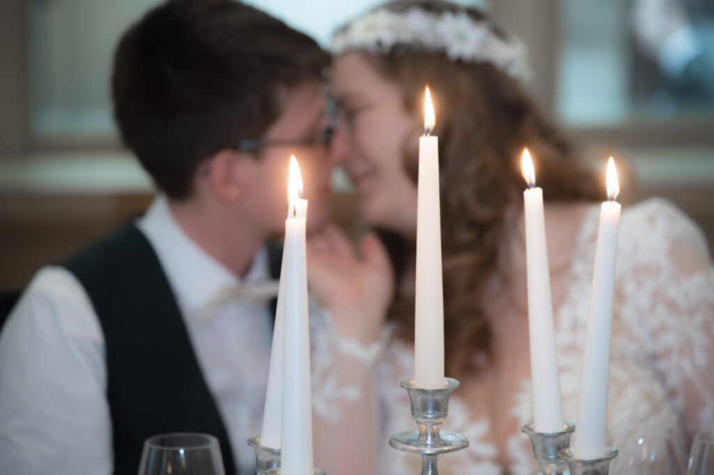 Hochzeitsfotograf Heidelberg_Brautpaar zu Tisch im Palais Prinz Carl Heidelberg_057