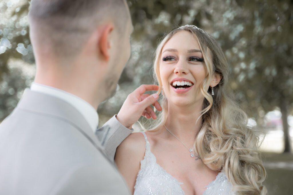 Hochzeitsfotograf Heidelberg_Brautpaarshooting Braeutigam spielt mit Haaren der Braut_049