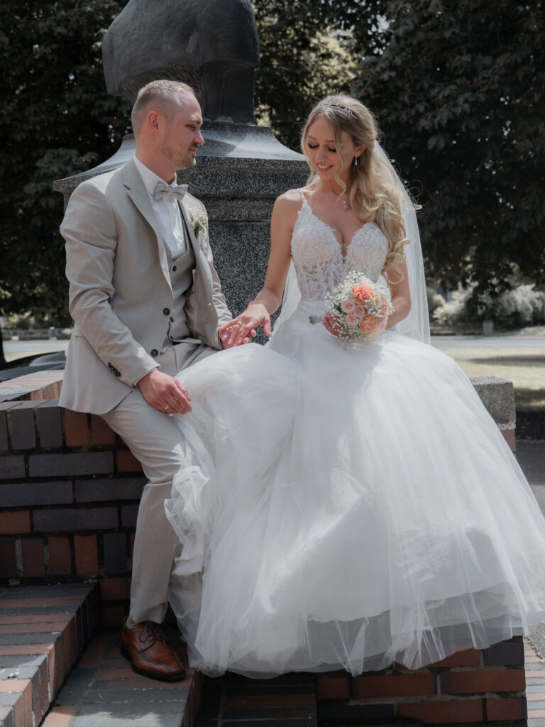 Hochzeitsfotograf Heidelberg_Brautpaarshooting Braut hält Hand von Braeutigam _040