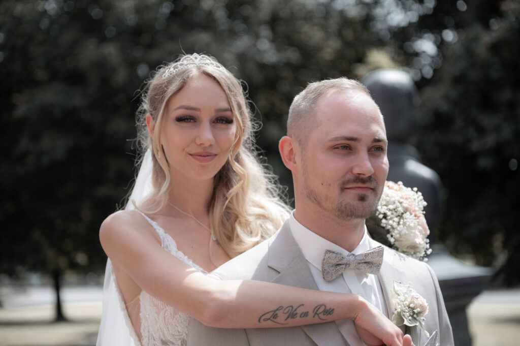 Hochzeitsfotograf Heidelberg_Brautpaarshooting Brautpaar blickt in die Ferne_004