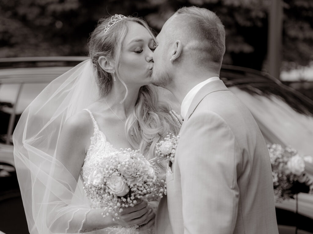 Hochzeitsfotograf Heidelberg_FirstLook Braut und Braeutigem küssen sich SW_019