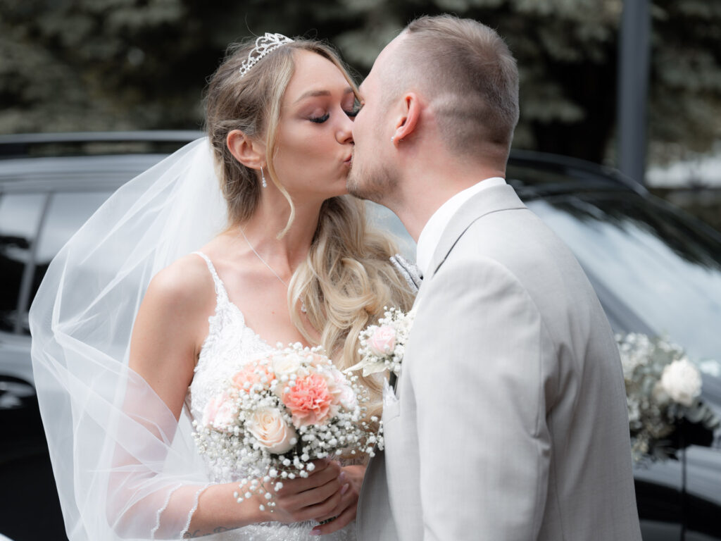 Hochzeitsfotograf Heidelberg_FirstLook Braut und Braeutigem küssen sich v2_018