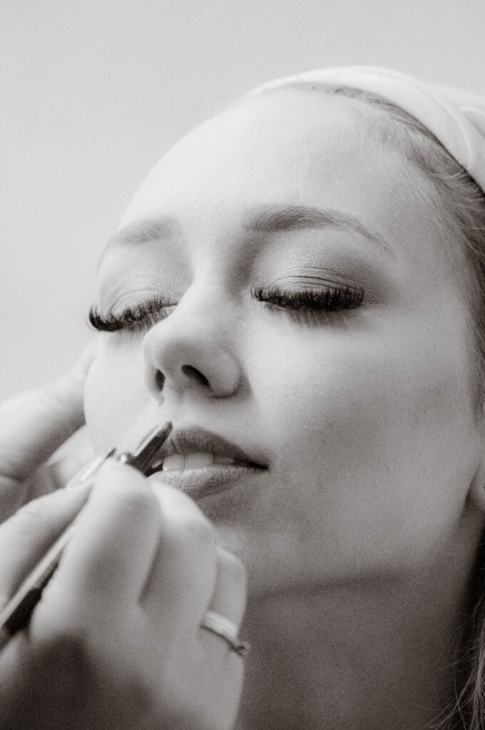 Hochzeitsfotograf Heidelberg_Getting Ready Braut beim Stylen A SW_002