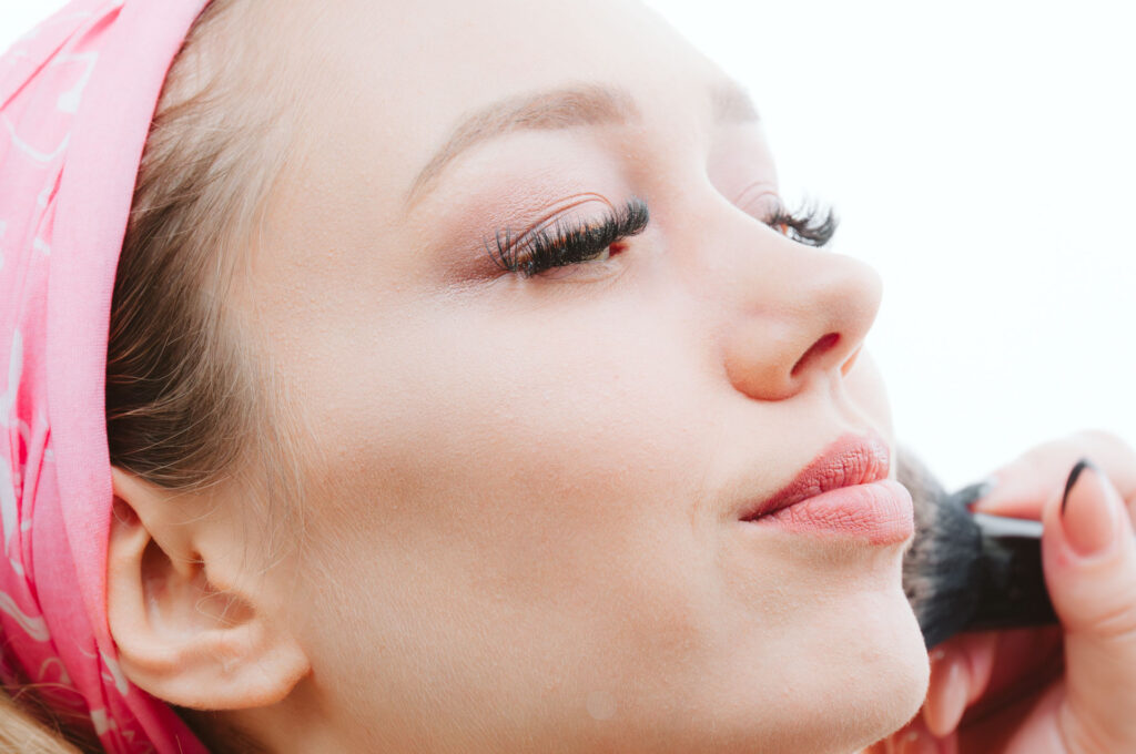 Hochzeitsfotograf Heidelberg_Getting Ready Braut beim Stylen auf dem Balkon_005