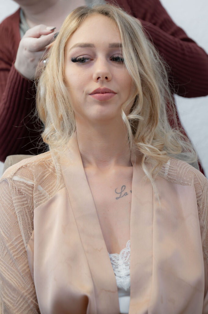 Hochzeitsfotograf Heidelberg_Getting Ready Braut beim Stylen der Haare B_009