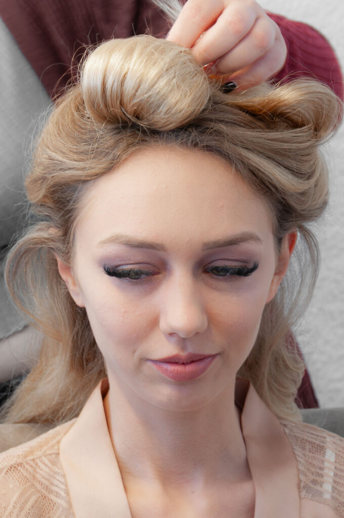 Hochzeitsfotograf Heidelberg_Getting Ready Braut beim Stylen der Haare C_008