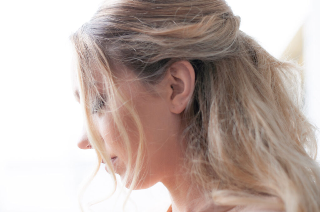 Hochzeitsfotograf Heidelberg_Getting Ready Braut beim Stylen - nachdenklich_010