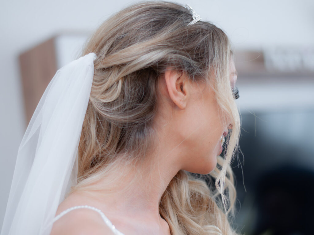 Hochzeitsfotograf Heidelberg_Getting Ready Braut lächelt zur Seite_013