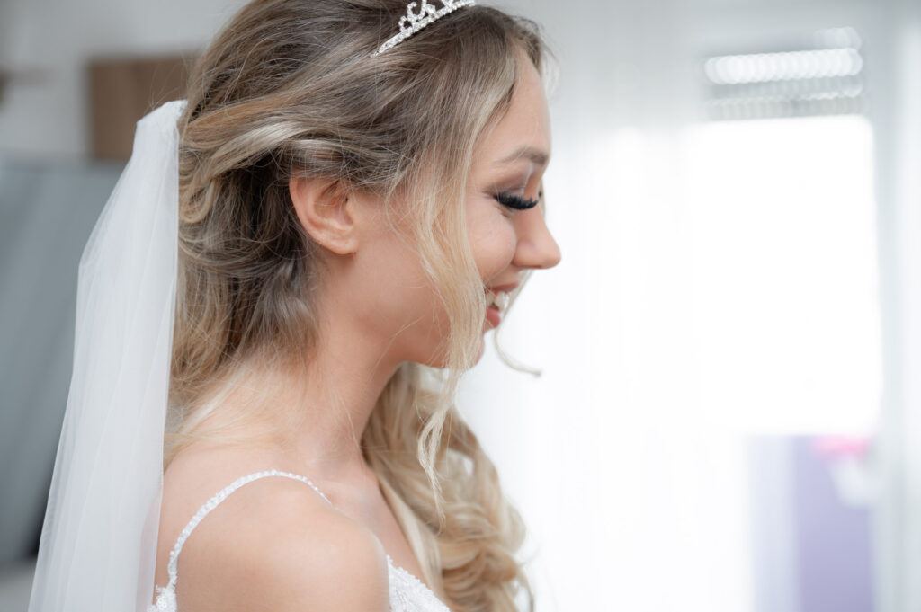 Hochzeitsfotograf Heidelberg_Getting Ready Braut laechelt_014