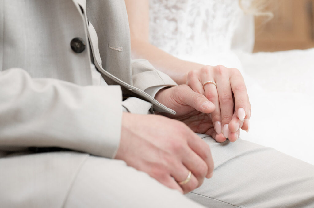 Hochzeitsfotograf Heidelberg_Haende halten im Standesamt_033