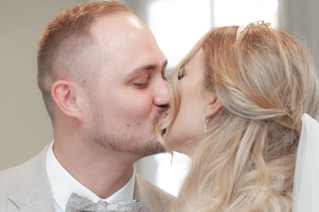 Hochzeitsfotograf Heidelberg_Kuss im Standesamt_031