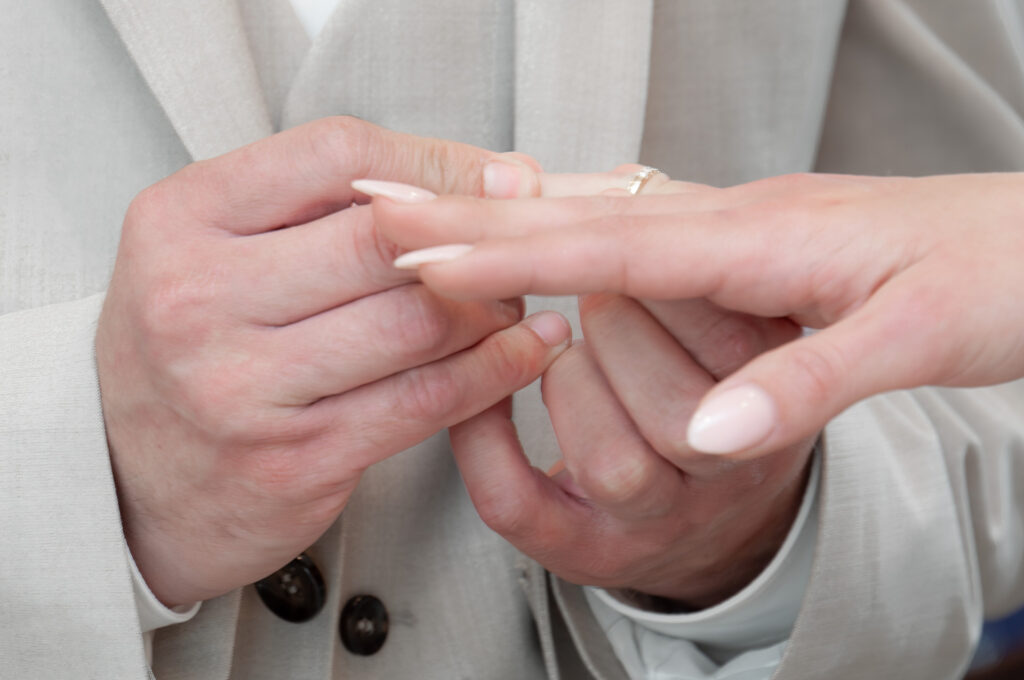 Hochzeitsfotograf Heidelberg_Standesamt Braeutigam steckt Braut Ring an_030