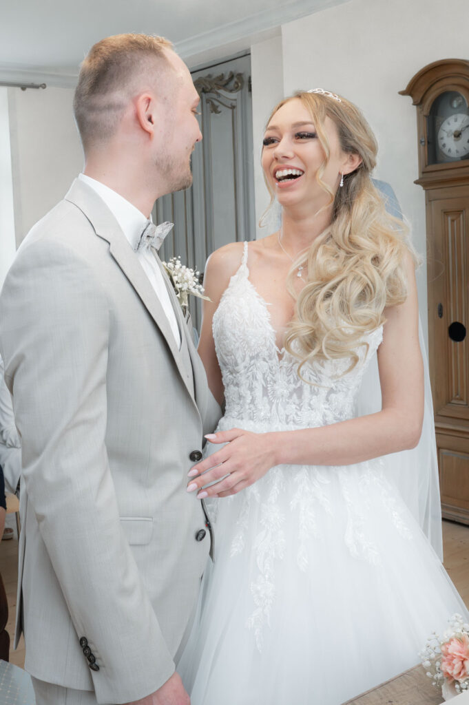 Hochzeitsfotograf Heidelberg_Standesamt Braut und Braeutigam lachen_029