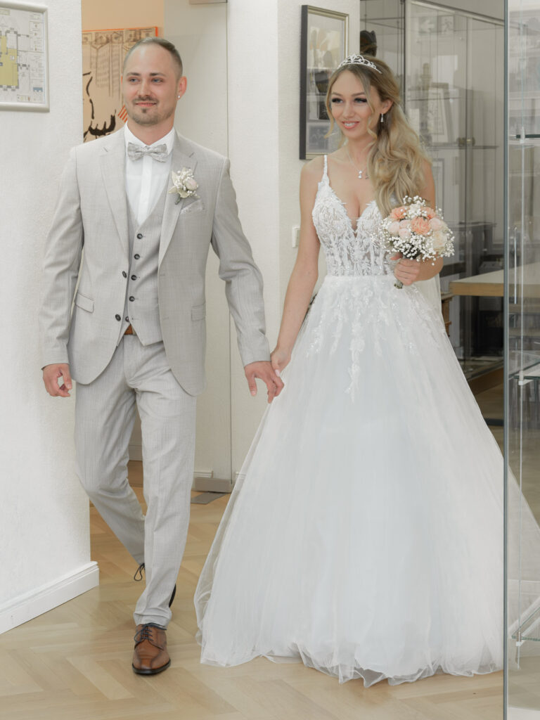 Hochzeitsfotograf Heidelberg_Standesamt Braut und Braeutigam laufen ein_023