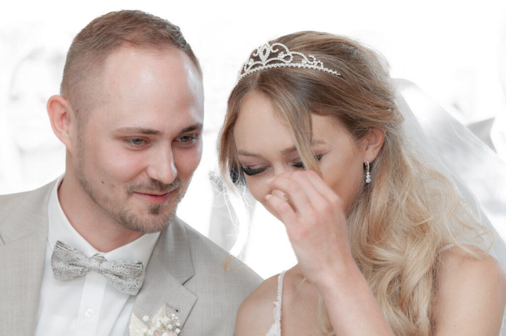 Hochzeitsfotograf Heidelberg_Standesamt Braut und Braeutigam tuscheln_032