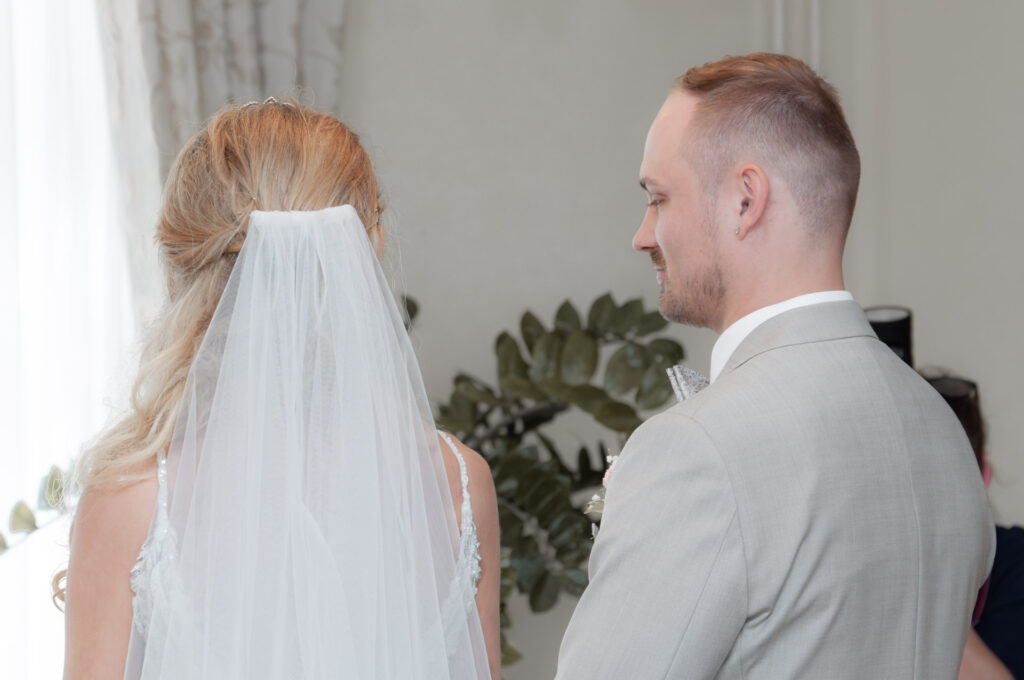 Hochzeitsfotograf Heidelberg_Standesamt Braut und Braeutigam von hinten_025