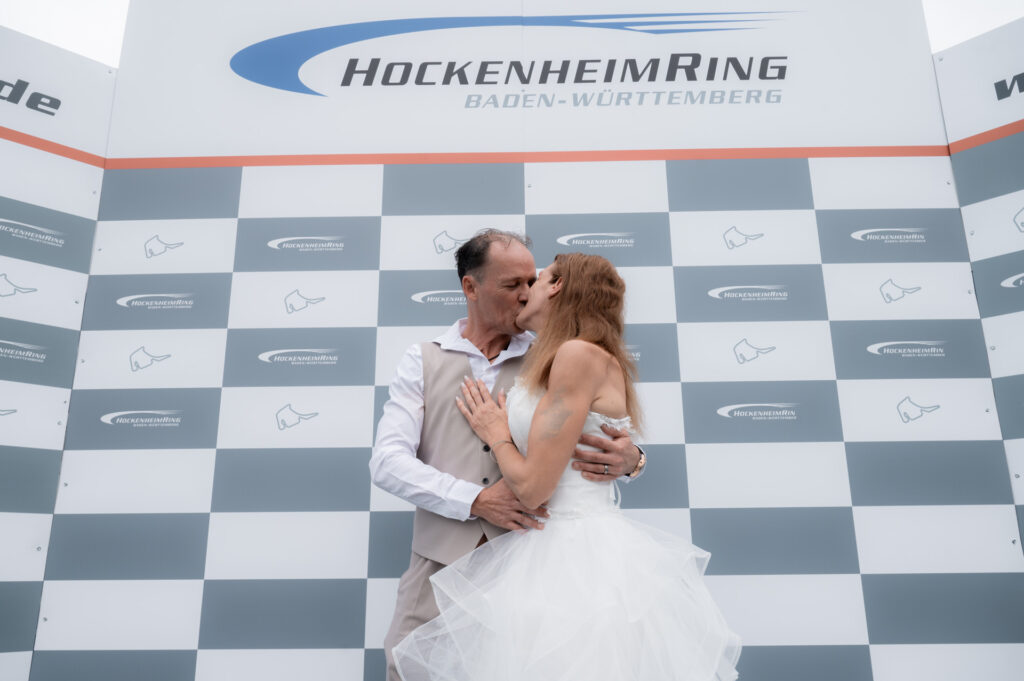 Hochzeitsfotograf Hockenheimring_Auf dem Podest_053