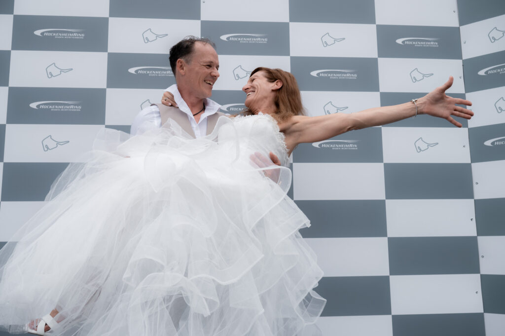 Hochzeitsfotograf Hockenheimring_Brautpaar auf dem Siegerpodest am Hockenheimring_054