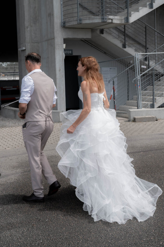Hochzeitsfotograf Hockenheimring_Brautpaar auf dem Weg_081
