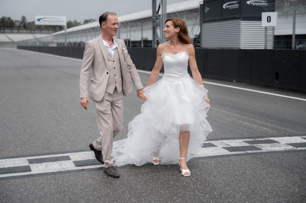 Hochzeitsfotograf Hockenheimring_Brautpaar über Start-Ziel_036