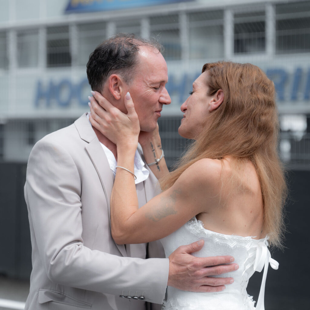 Hochzeitsfotograf Hockenheimring_BrautpaarShooting Brautpaar umarmt sich vor HockenheimLogo_040