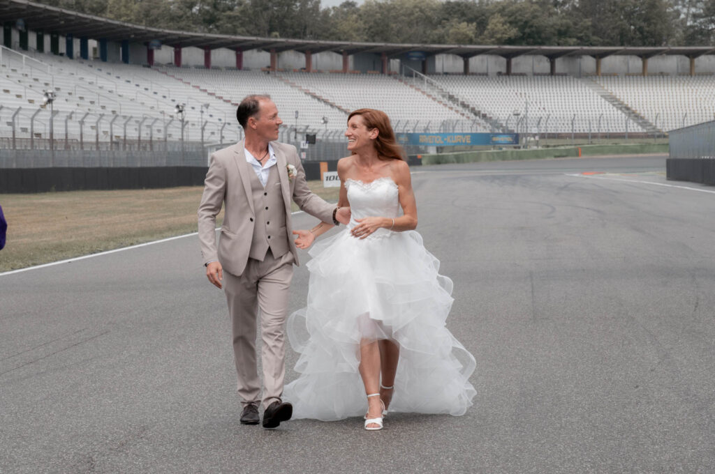 Hochzeitsfotograf Hockenheimring_Glueckliches Brautpaar am Ring_039