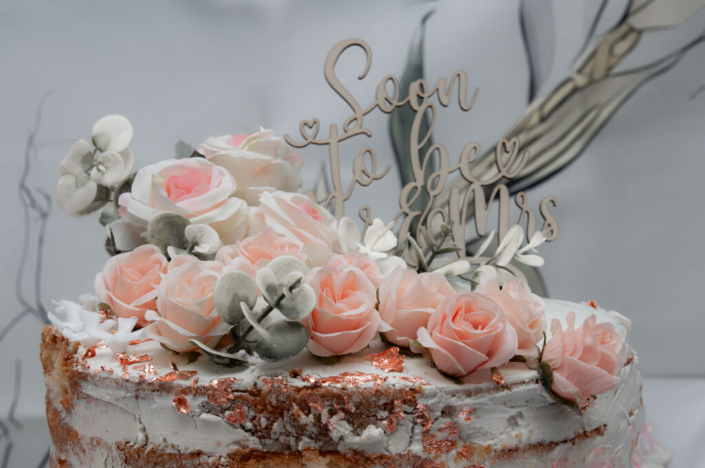 Hochzeitsfotograf Hockenheimring_Hochzeitstorte schaut voraus_026