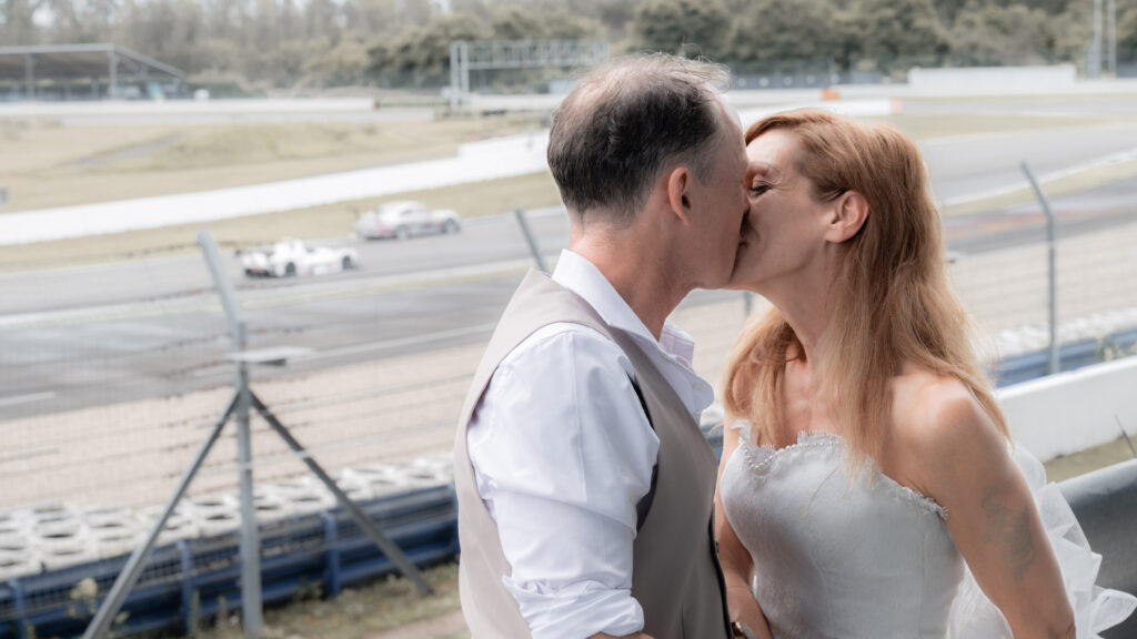 Hochzeitsfotograf Hockenheimring_Hockenheimring - Brautpaar iconic_077