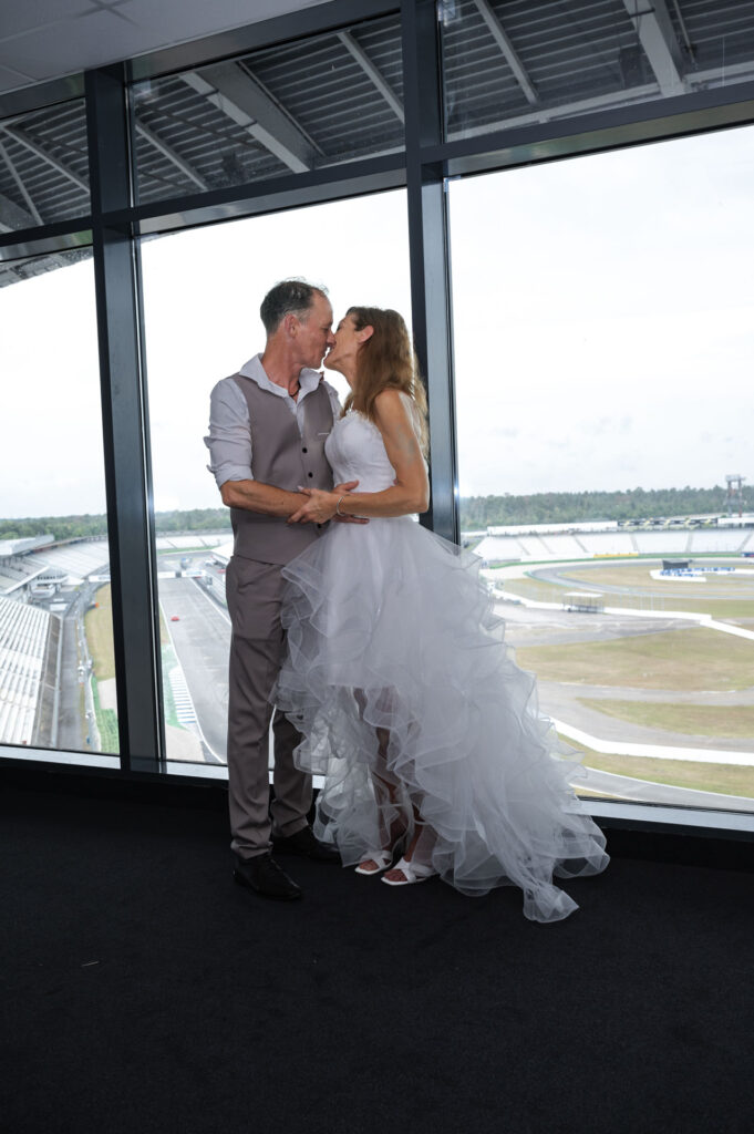 Hochzeitsfotograf Hockenheimring_Im VIP-Bereich_065