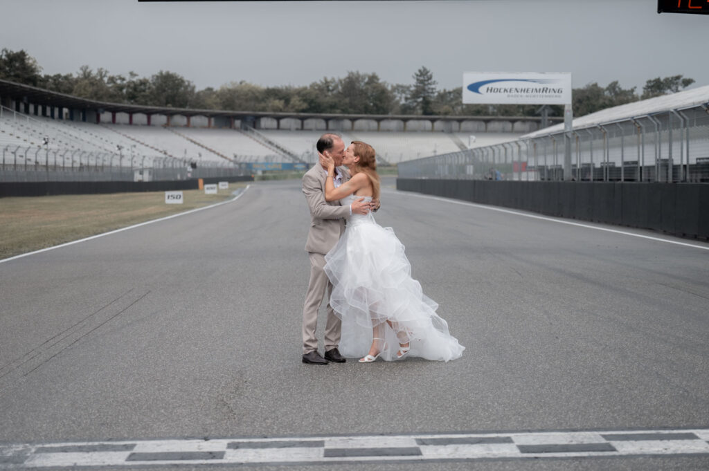 Hochzeitsfotograf Hockenheimring_Kuss am Ring_035
