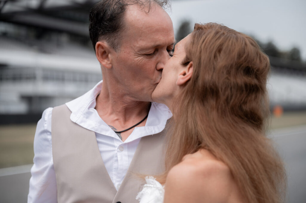 Hochzeitsfotograf Hockenheimring_Kuss auf der Strecke_047