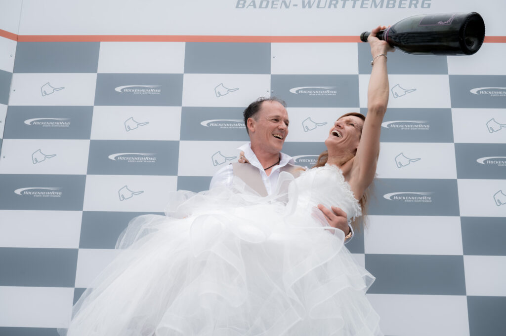 Hochzeitsfotograf Hockenheimring_Oben angekommen und jubeln_055