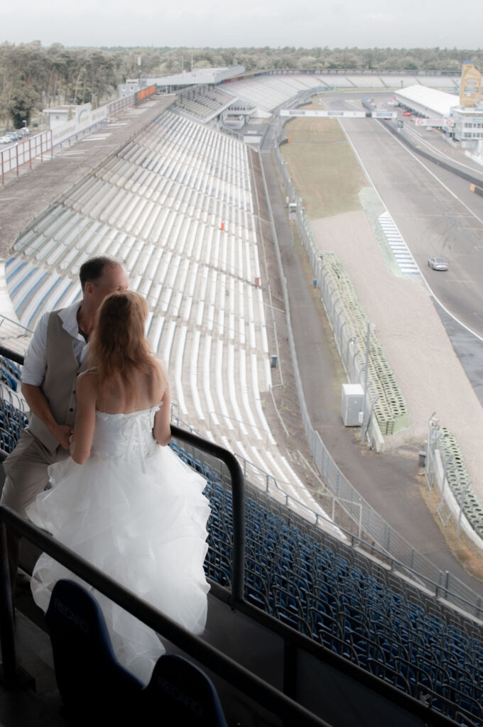 Hochzeitsfotograf Hockenheimring_Paar auf der Trib_068